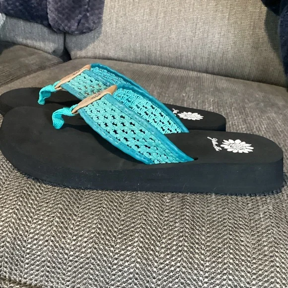 Yellow Box Flip Flops Felisa Turquoise Faux Leather Strap Rubber Soles Sz. 9 NIB - Picture 3 of 6